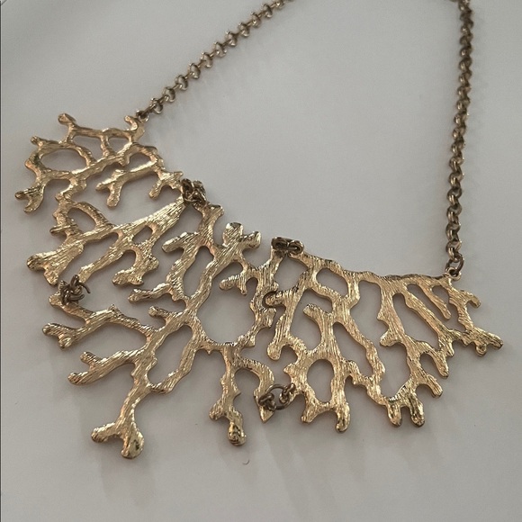 Elegant Gold Coral-Inspired Necklace - Picture 3 of 4